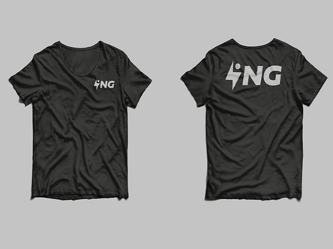 Vorder- und Rückseite eines schwarzen T-Shirts mit dem Logo der ING
