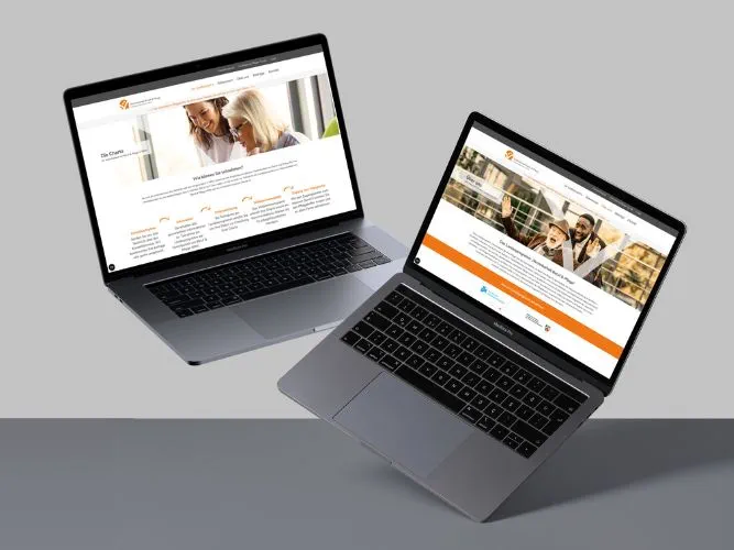 Zwei Laptops, die die Website der Vereinbarkeit von Beruf und Pflege NRW zeigen